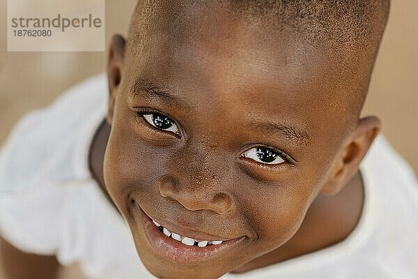 Nahaufnahme lächelndes afrikanisches Kind