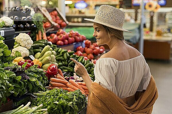 Zufriedene Kunden  die nach Gemüsen suchen