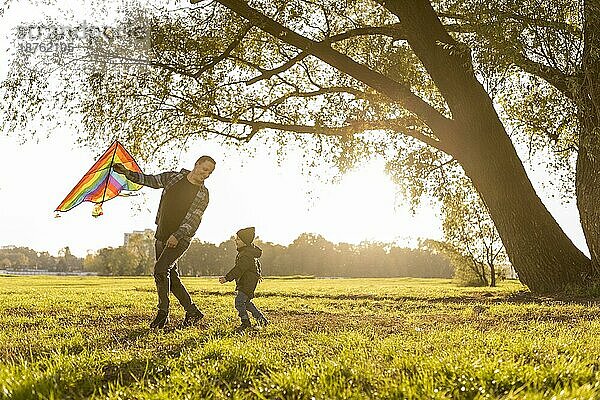 Vater Sohn spielt im Drachenpark. Foto mit hoher Auflösung