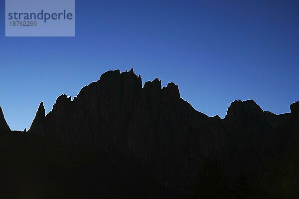 Bergsilhouette in den Dolomiten Italien