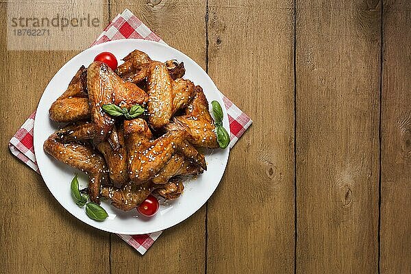Draufsicht Chicken Wings Teller mit Sesam Kopierraum. Auflösung und hohe Qualität schönes Foto