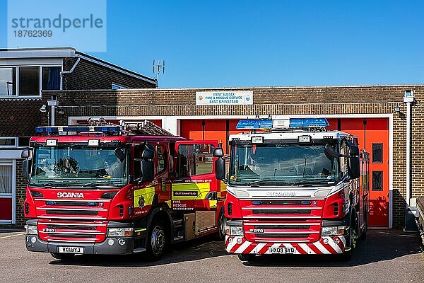 EAST GRINSTEAD  WEST SUSSEX/UK - 5. MAI: Zwei Feuerwehrfahrzeuge stehen am 5. Mai 2020 auf der Feuerwache in East Grinstead