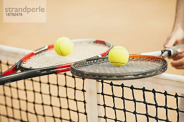 Tennispaar mit Tennisschlägern. Foto mit hoher Auflösung
