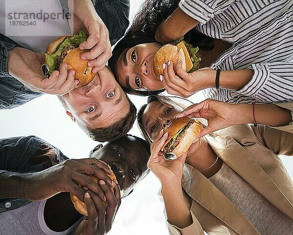 Ansicht von unten Freunde essen Burger