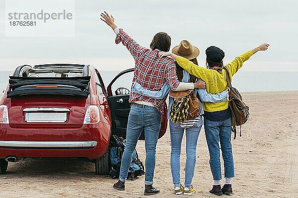 Mann Frauen umarmt in der Nähe von Auto Meer Küste. Auflösung und hohe Qualität schönes Foto