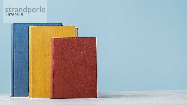 Vorderansicht drei farbige Bücher mit Kopierraum. Foto mit hoher Auflösung