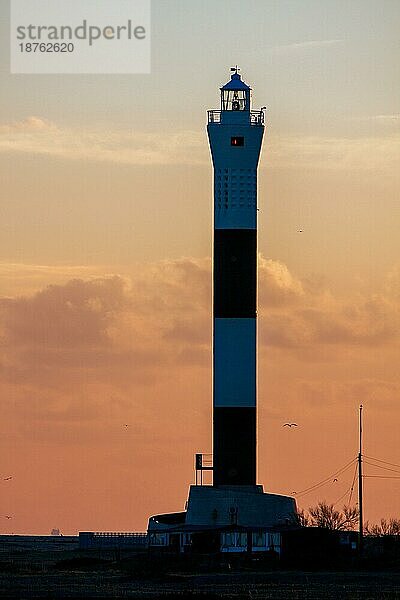 DUNGENESS  KENT  UK - 3. FEBRUAR: Sonnenuntergang hinter dem Leuchtturm am Strand von Dungeness in Kent am 3. Februar 2008