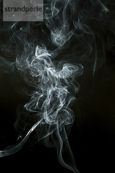 Silhouette weißer Rauch schwarzer Hintergrund. Schönes Foto