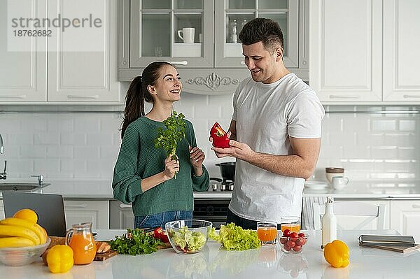 Junges Paar beim Kochen zuhause_2