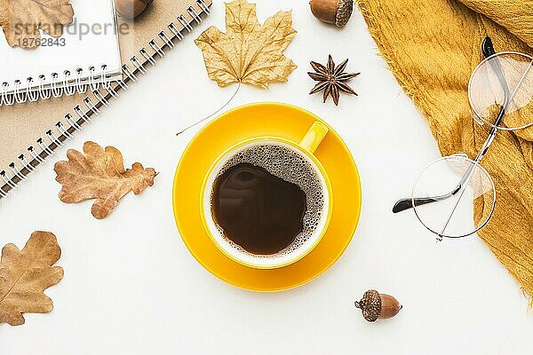 Draufsicht Kaffeetasse mit Brille Herbstblätter