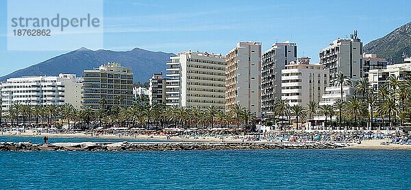 MARBELLA  ANDALUCIA/SPAIN - MAI 4 : Blick auf die Strandpromenade von Marbella  Spanien  am 4. Mai 2014. Nicht identifizierte Menschen  Europa