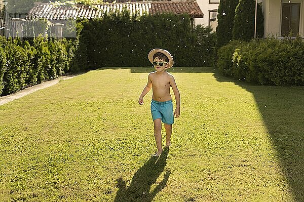 Junge mit Hut und Sonnenbrille. Schönes Foto