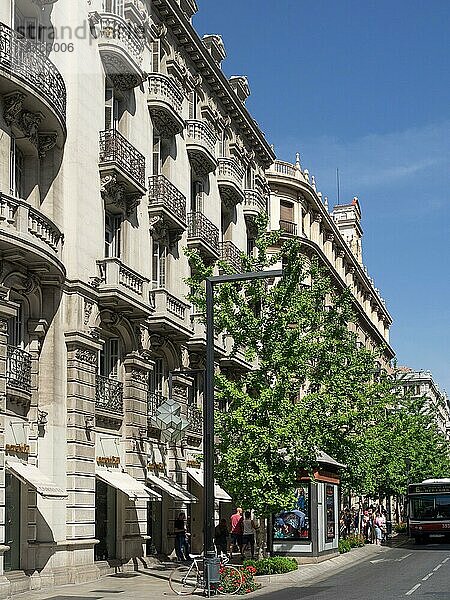 GRANADA  ANDALUCIA  SPANIEN - 7. MAI: Typisches Gebäude in Granada Spanien am 7. Mai 2014. Nicht identifizierte Menschen