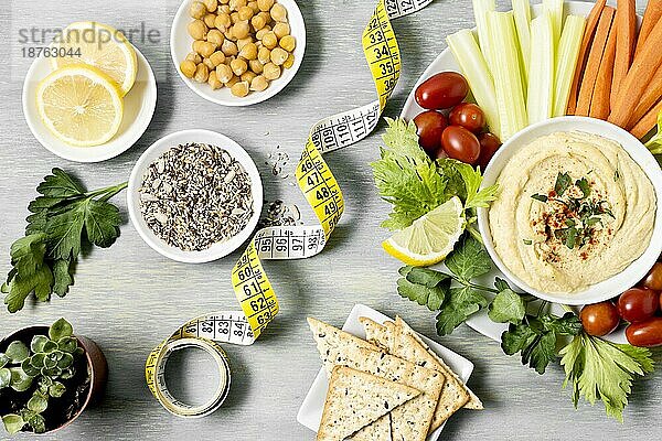 Draufsicht Hummus mit Gemüsesortiment Maßband Auflösung und hohe Qualität schönes Foto