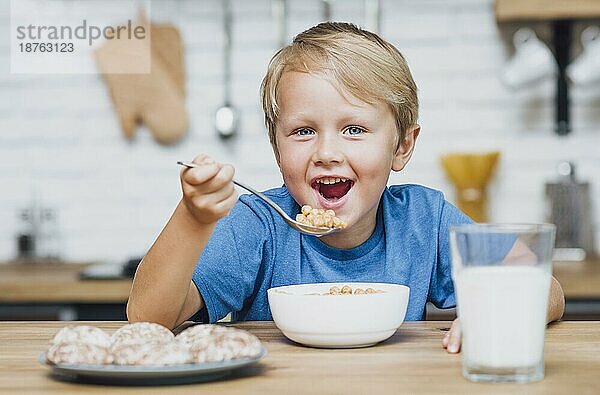 Lächelndes Kind ißt Müsli