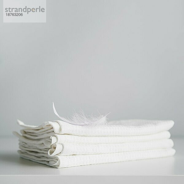 Vorderansicht gestapelte weiße Handtücher