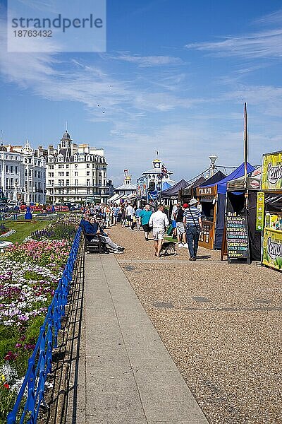 Blick entlang der Strandpromenade in Eastbourne  East Sussex am 29. Juli 2021. Nicht identifizierte Menschen  EASTBOURNE  EAST SUSSEX  Großbritannien  Europa