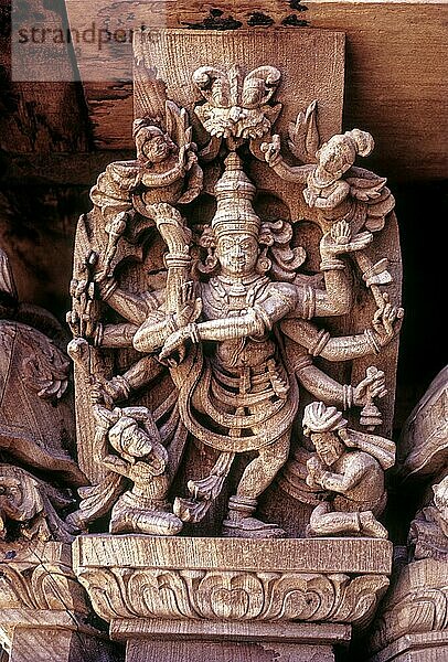 Lord Siva Nataraja in der Urdhva-Tandava-Haltung  Holzschnitzereien aus dem 17. Jahrhundert im Chariot des Meenakshi-Sundareswarar-Tempels in Madurai  Tamil Nadu  Südindien  Indien  Asien