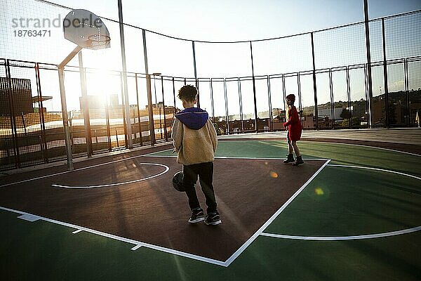 Kinder spielen auf einem Basketballplatz. Foto mit hoher Auflösung