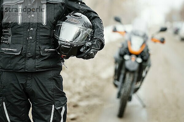 Männer fahren Motorrad Wintertag. Schönes Foto