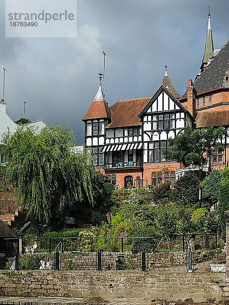 Häuser entlang des Flusses Dee in Chester