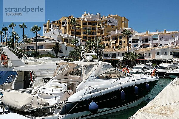 CABO PINO  ANDALUCIA/SPANIEN - 2. JULI: Boote im Yachthafen von Cabo Pino in Andalusien  Spanien  am 2. Juli 2017. Nicht identifizierte Personen  Europa