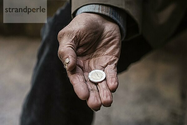 Obdachloser Mann hält Münze seine Hand. Auflösung und hohe Qualität schönes Foto