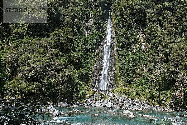 Blick auf die Thunder Creek Falls in Neuseeland