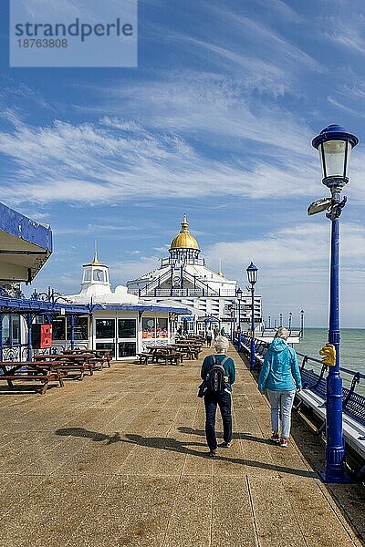 Blick auf den Eastbourne Pier in East Sussex am 29. Juli 2021. Nicht identifizierte Menschen  EASTBOURNE  EAST SUSSEX  Großbritannien  Europa