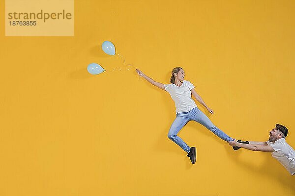 Paar schwebt mit Luftballons. Schönes Foto