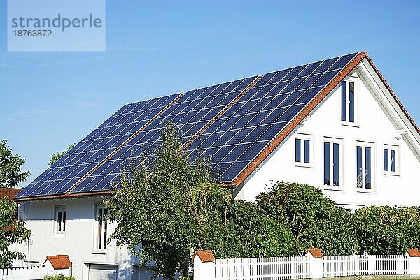 Grüne erneuerbare Energie mit Photovoltaikanlagen auf dem Dach