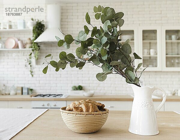 Pflanzen dekoration tischplatte hell moderne küche. Foto mit hoher Auflösung