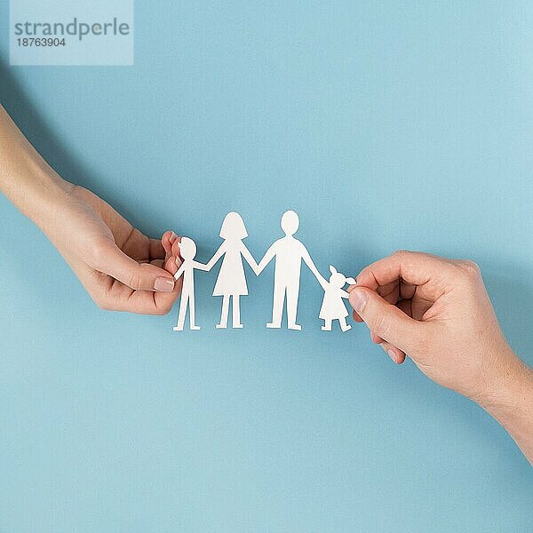 Draufsicht Menschen halten Hände niedlich Papier Familie. Auflösung und hohe Qualität schönes Foto