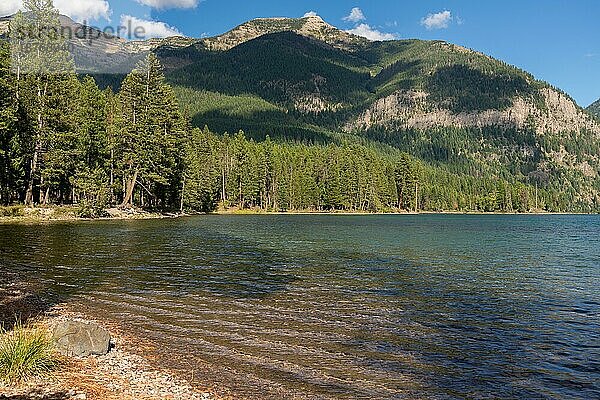 Landschaftlicher Blick auf den Holland Lake in Montana