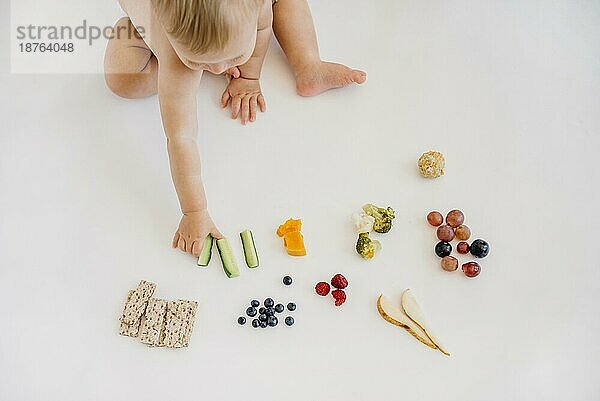 Hohen Winkel Baby wählen  was allein essen. Auflösung und hohe Qualität schönes Foto