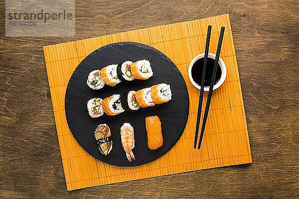 Draufsicht Sushi-Plattieren Bambusmatte. Foto mit hoher Auflösung