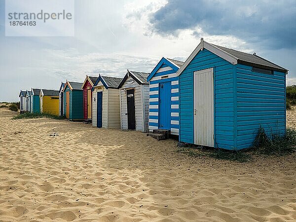 Eine Reihe leuchtend bunter Strandhütten in Southwold