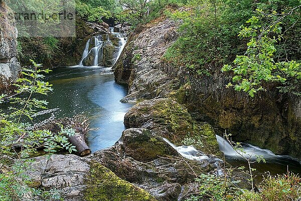 Blick auf die Beezley Falls am Fluss Doe in der Nähe von Ingleton in den Yorkshire Dales