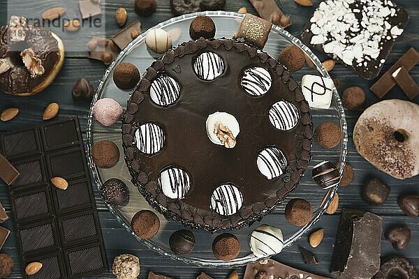 Draufsicht Schokoladenkuchen mit Schokoladenfüllung