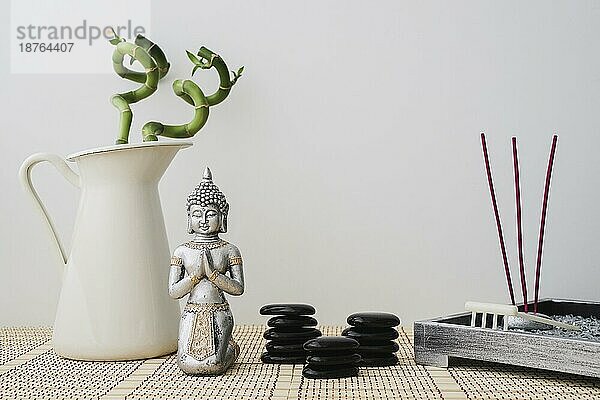 Entspannende Komposition mit Buddha-Figur