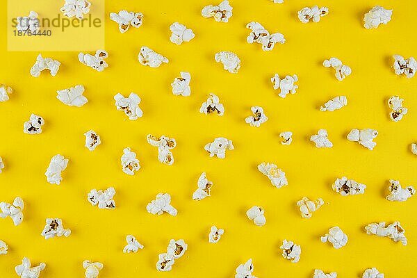 Erhöhte Ansicht Popcorn gelbe Oberfläche