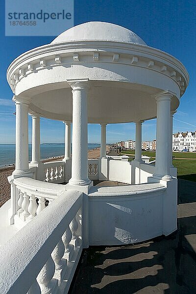 BEXHILL-ON-SEA  EAST SUSSEX/UK - 17. OKTOBER : Kolonnade auf dem Gelände des De La Warr Pavilion in Bexhill-On-Sea am 17. Oktober 2008. Nicht identifizierte Personen