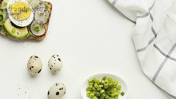 Draufsicht Ei-Avocado-Sandwich mit Tischtuch