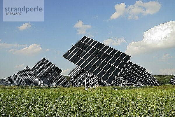 Grüne Energie  Sonnenkollektoren auf einer Wiese