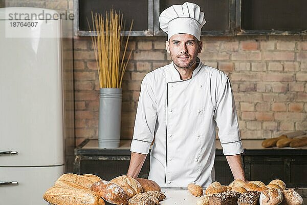 Porträt stattlicher Bäcker Bäckerei mit Broten Bäckerei