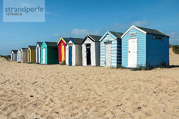 Bunte Strandhütten am Strand von Southwold  Suffolk