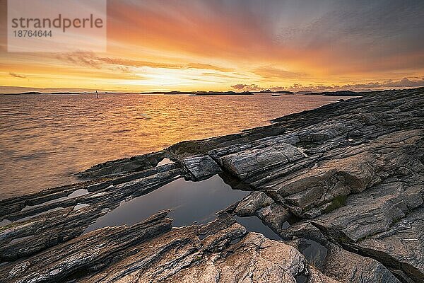 Insel Træna bei Abendstimmung  Traena  Helgelandküste  Nordland  Norwegen  Europa