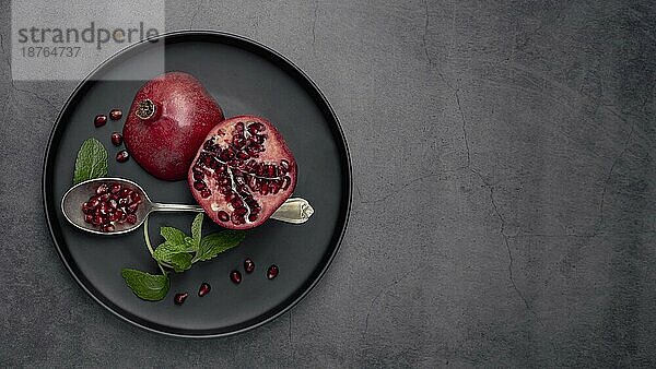 Draufsicht Teller mit Minze Granatapfel. Auflösung und hohe Qualität schönes Foto