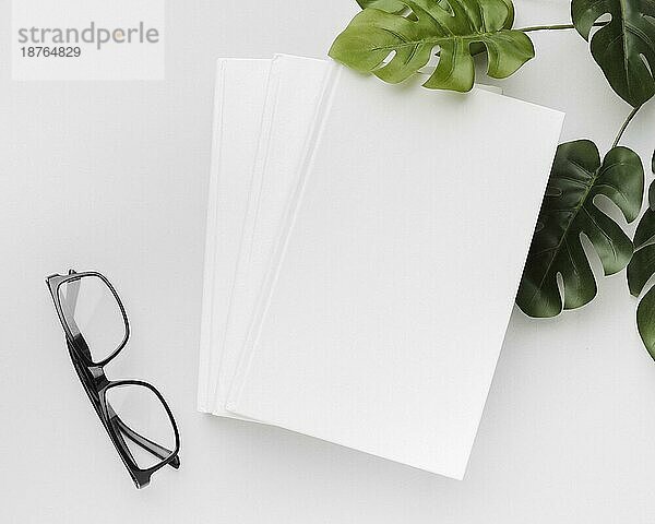 Ansicht von oben Buch mit Brille Blätter Schreibtisch. Auflösung und hohe Qualität schönes Foto
