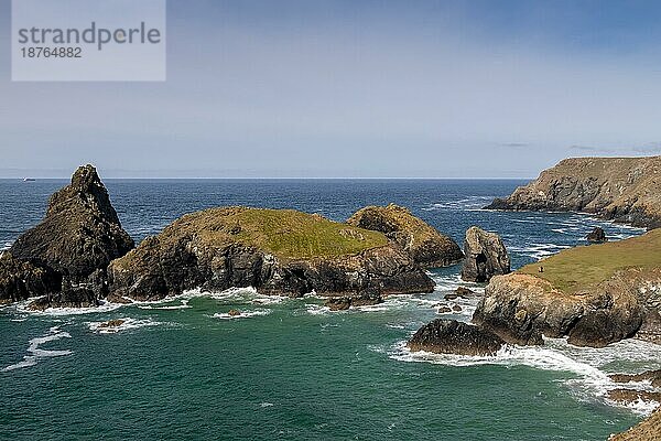 KYNANCE COVE CORNWALL  UK - 14. MAI : Menschen bewundern die zerklüftete Küstenlandschaft bei Kynance Cove in Cornwall am 14. Mai 2021. Zwei nicht identifizierte Personen